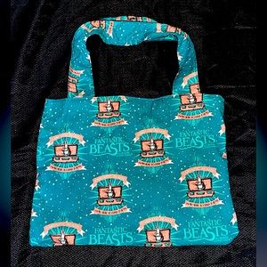 FANTASTIC BEASTS(AND WHERE TO FIND THEM) TOTE🩵🤍